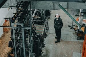 Vieil homme dans une usine