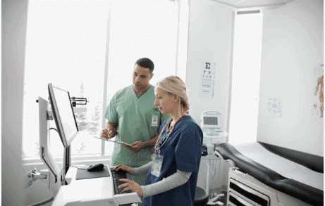 Médecins travaillant sur matériel informatique