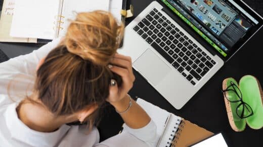 Une jeune femme stressée travaillant devant son ordinateur