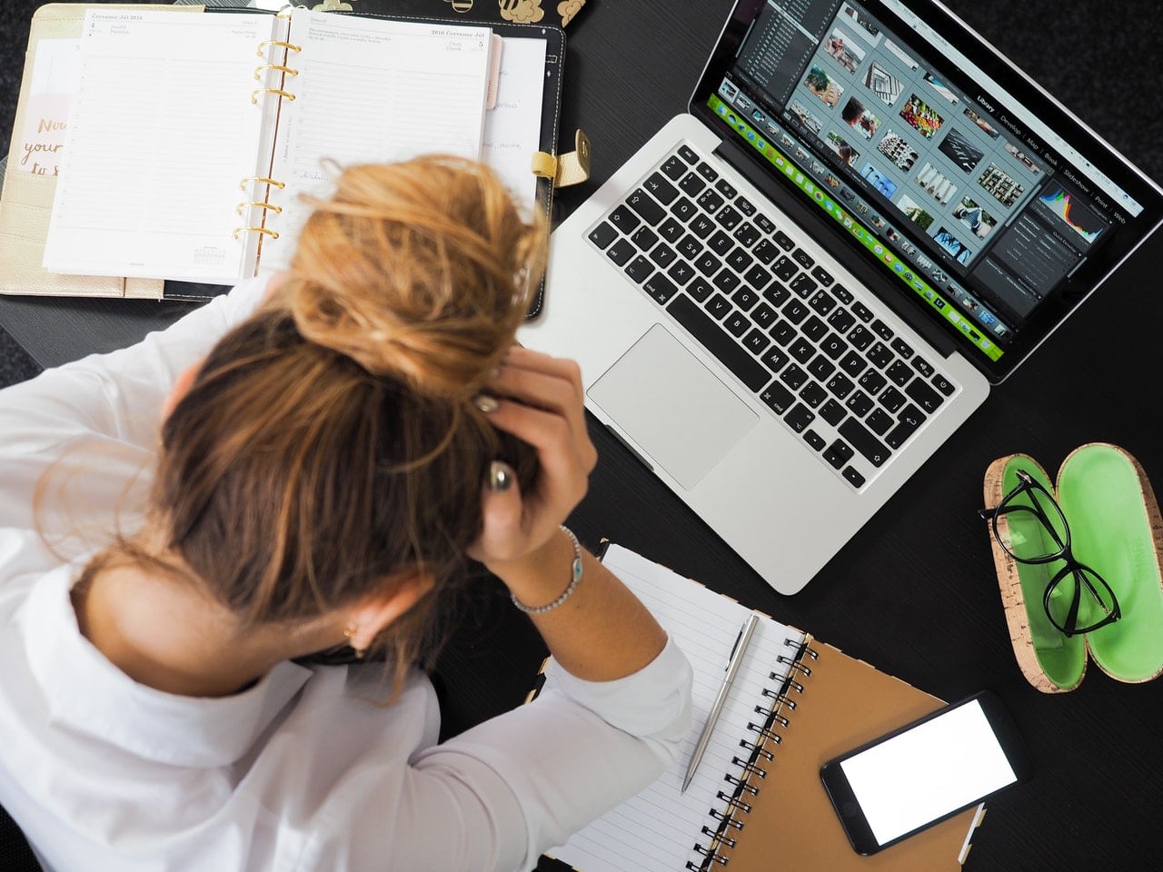 Une jeune femme stressée travaillant devant son ordinateur