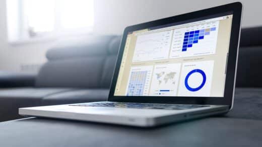 ordinateur présentant des graphiques et statistiques