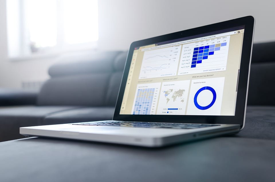 ordinateur présentant des graphiques et statistiques