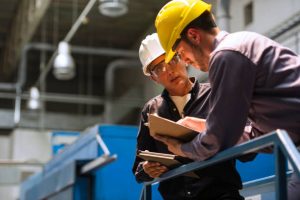 Ouvriers en train de discuter dans un bâtiment industriel