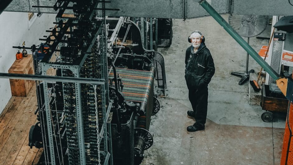 Vieil hommedans une usine