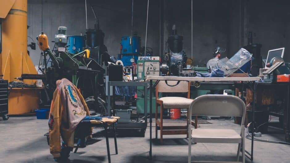 Atelier industriel rempli de machines de production et d'outils