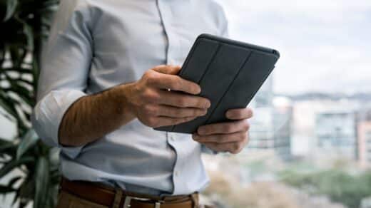 Homme au travail avec tablette