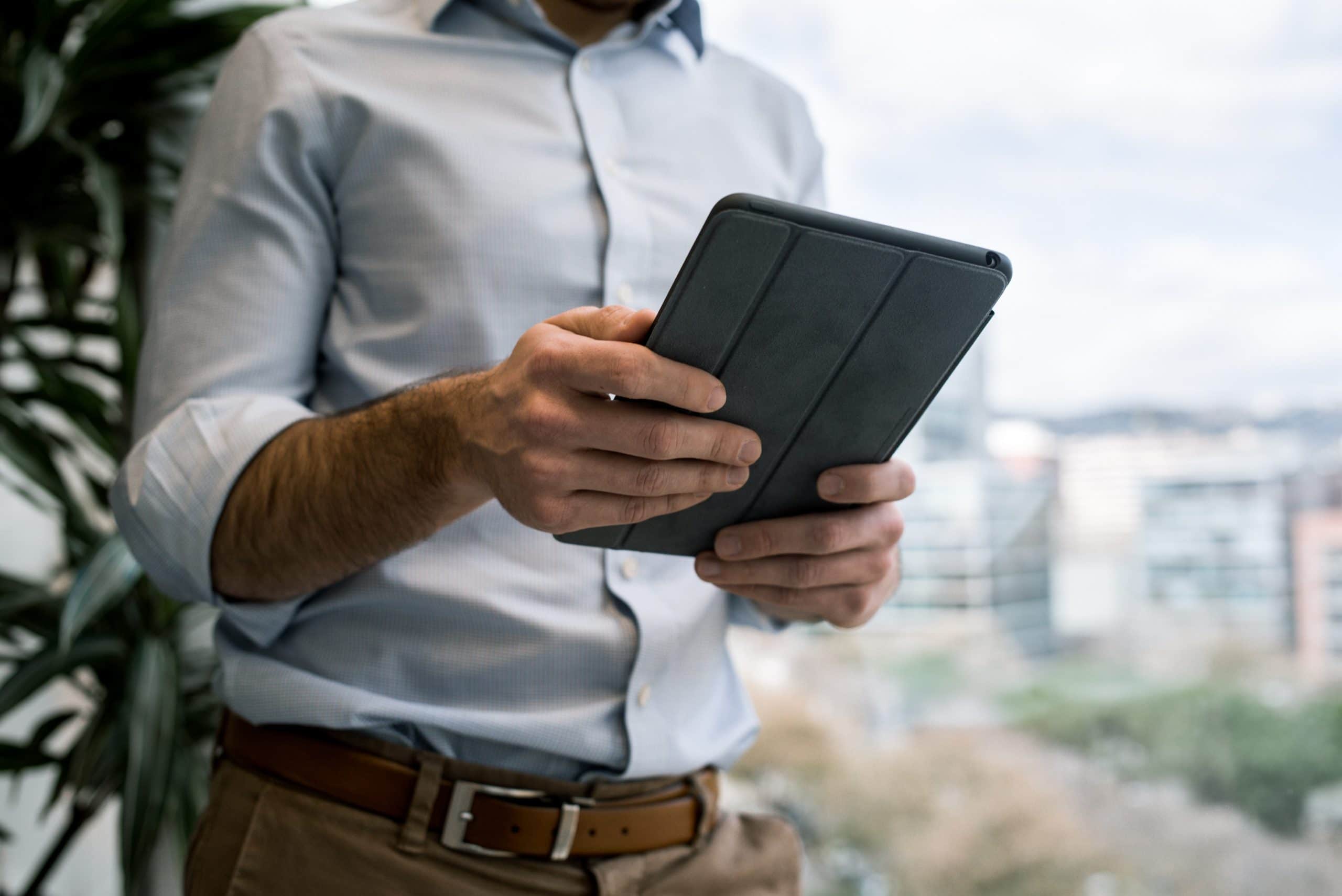 Homme au travail avec tablette