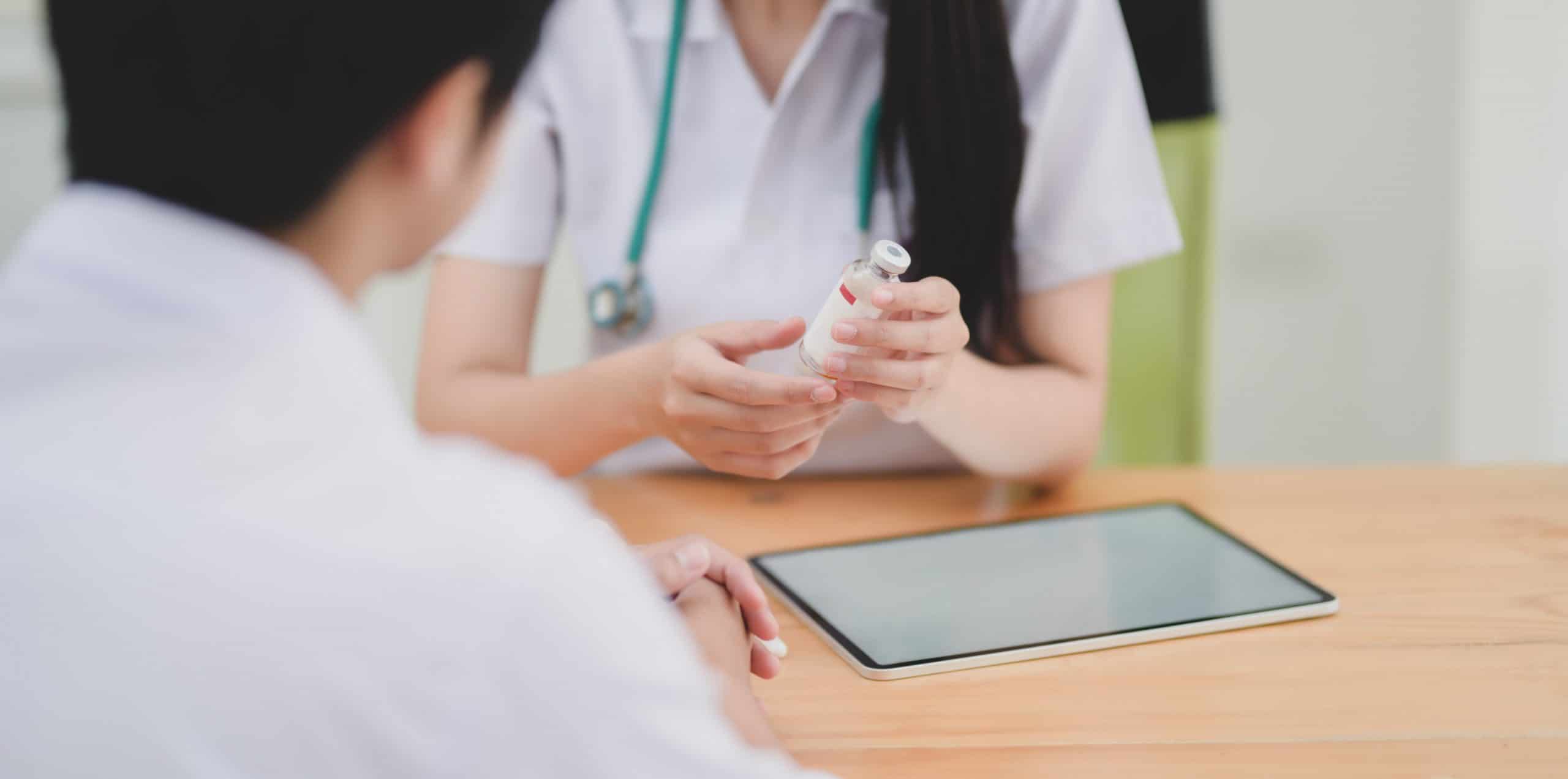 Infirmière qui utilise des étiquettes médicales pour identifier des flacons et des dossiers de patients