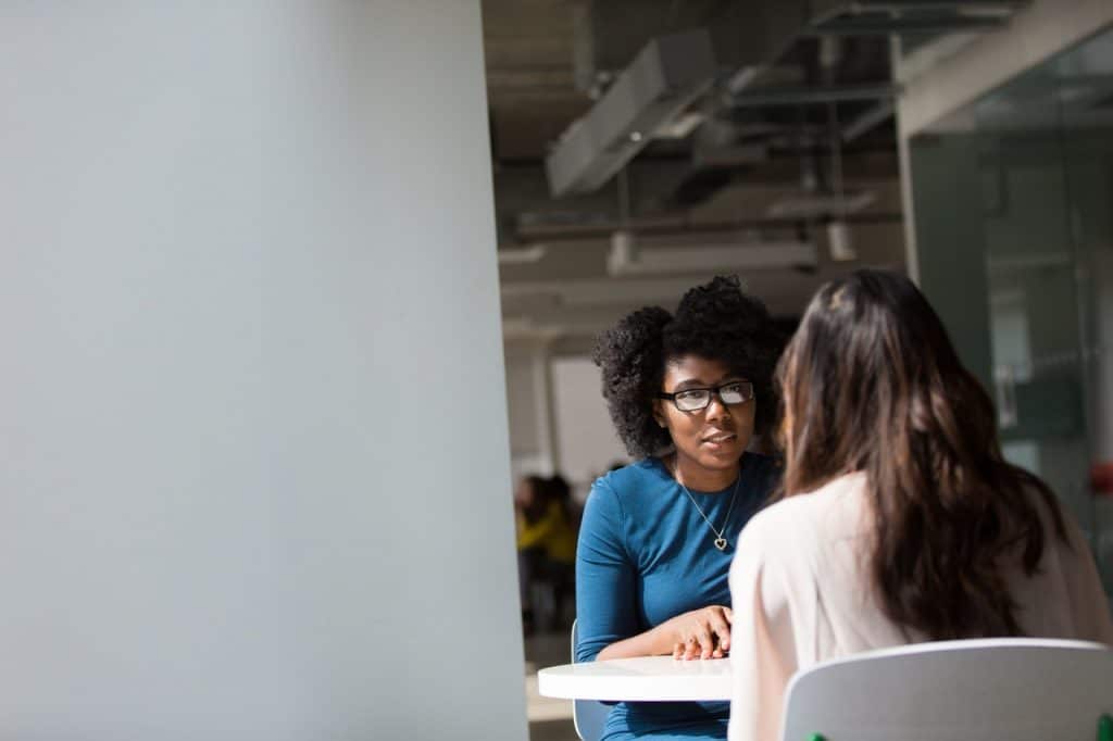 deux femmes pendant un entretien